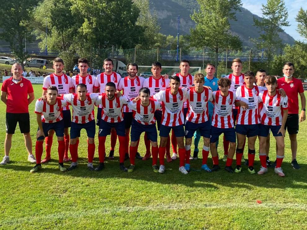 Plantilla del Sabiñánigo en un partido de pretemporada