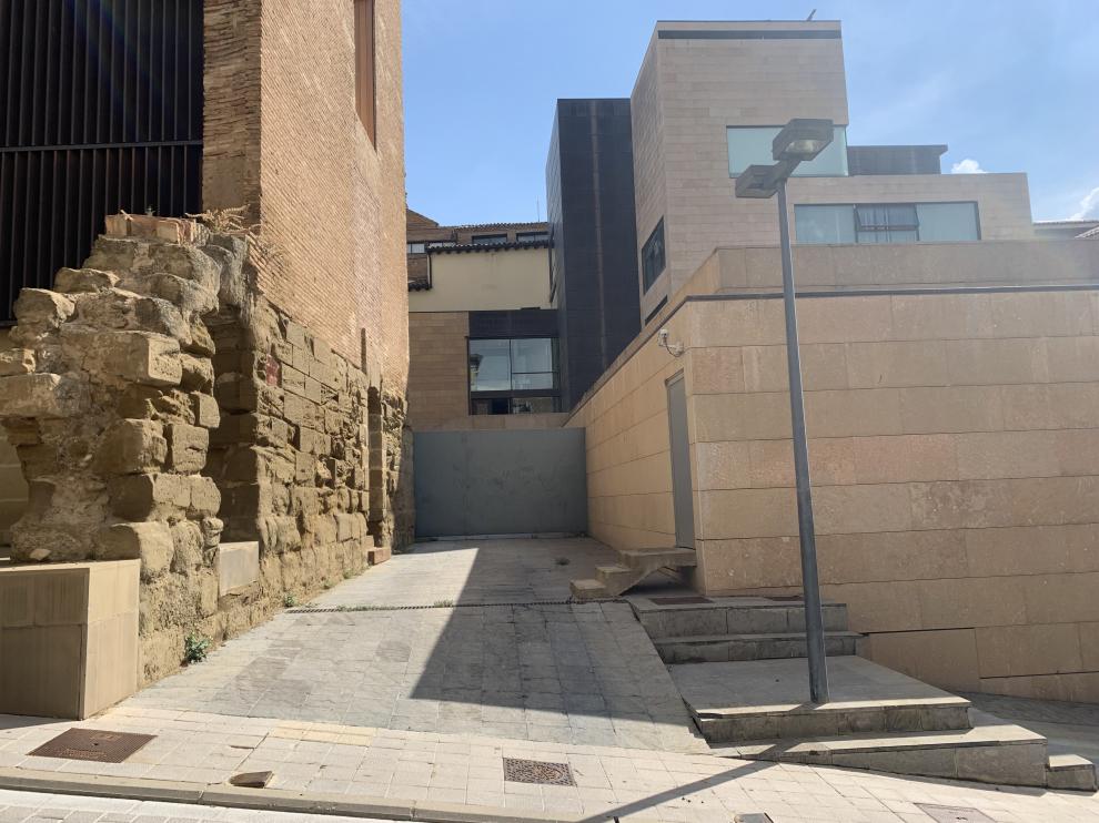 Acceso al Ayuntamiento de Huesca por la calle Mosieur Boyrie.