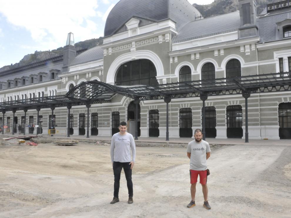 Fernando Sánchez y Álex Varela, este jueves, junto a la fachada principal de la Estación Internacional de Canfranc. R.G.