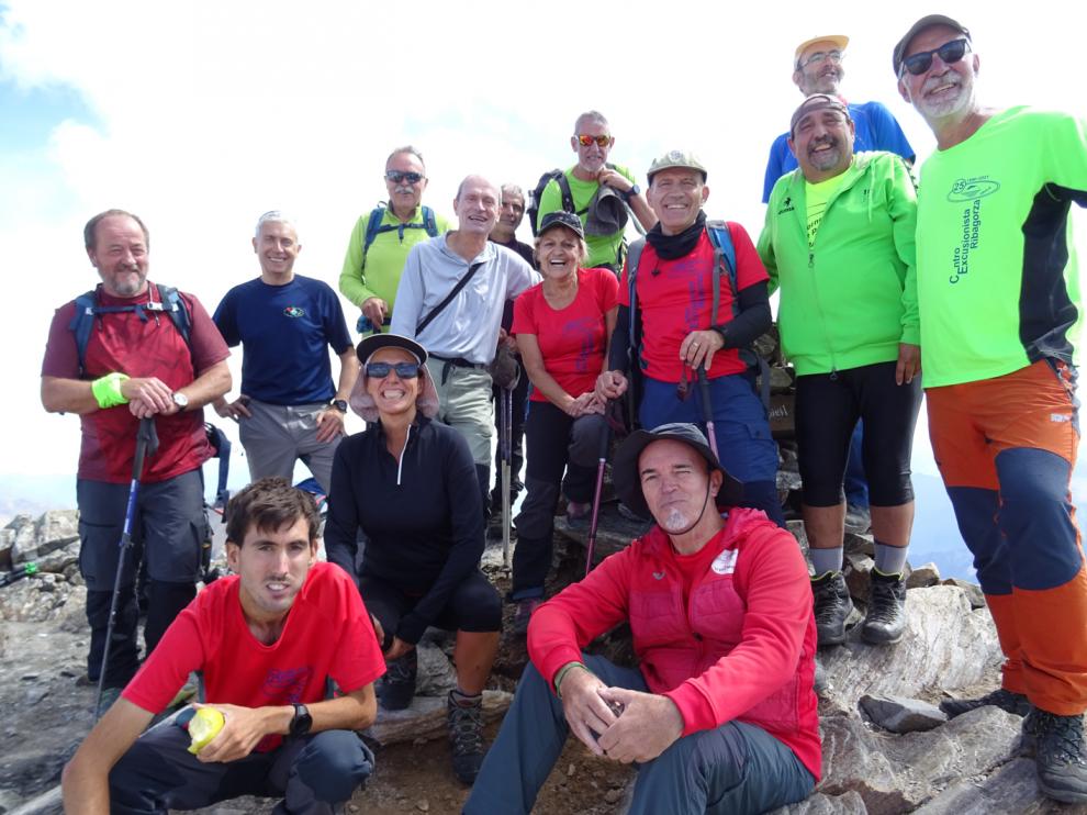 Los montañeros ribagorzanos en la cima de uno de los tresmiles franceses