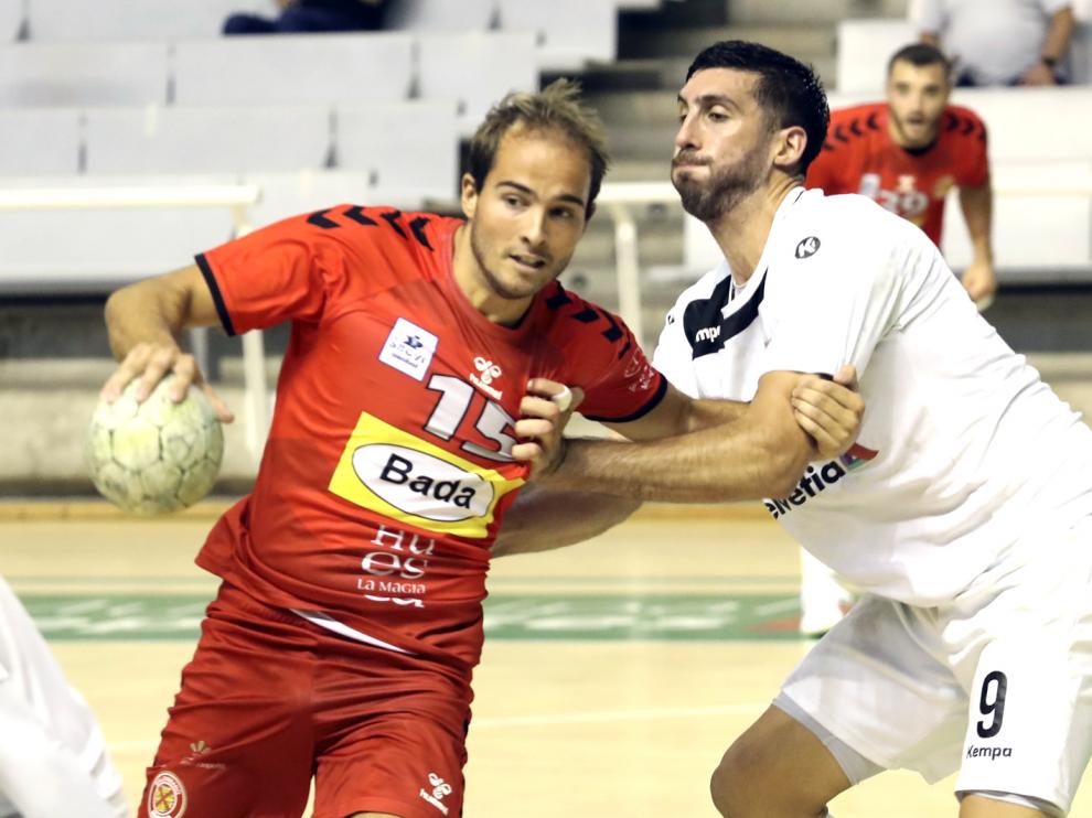 Miguel Gomes, defendido por Nico Bonanno, en el reciente encuentro amistoso contra Anaitasuna