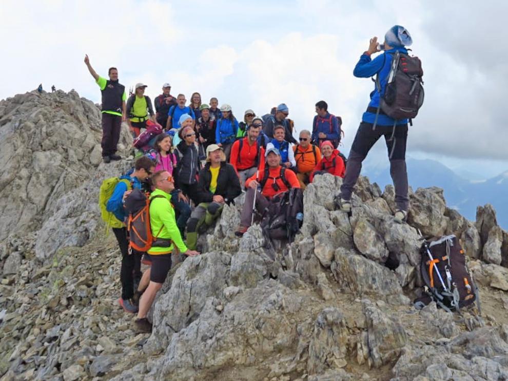Momento de realizar la foto de grupo en la cima del Vallibierna