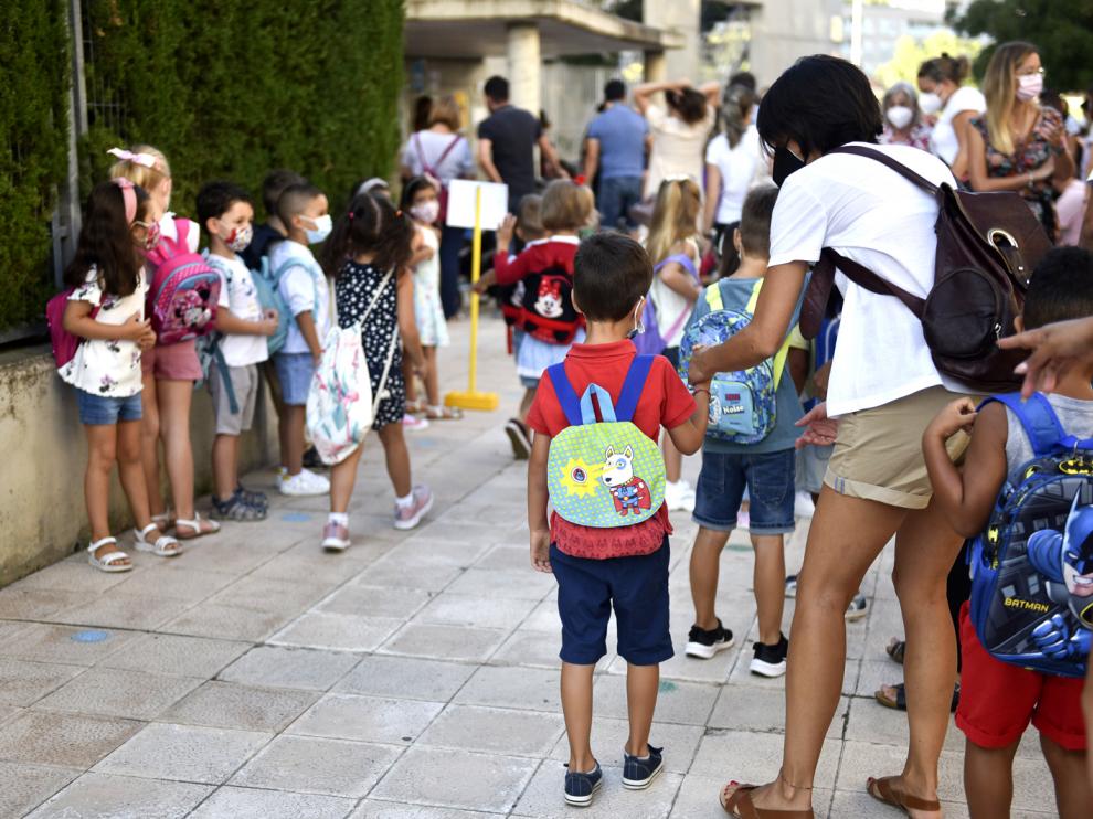 Alumnos en su primer día de clase en el Ceip Pirineos-Pyrénées
