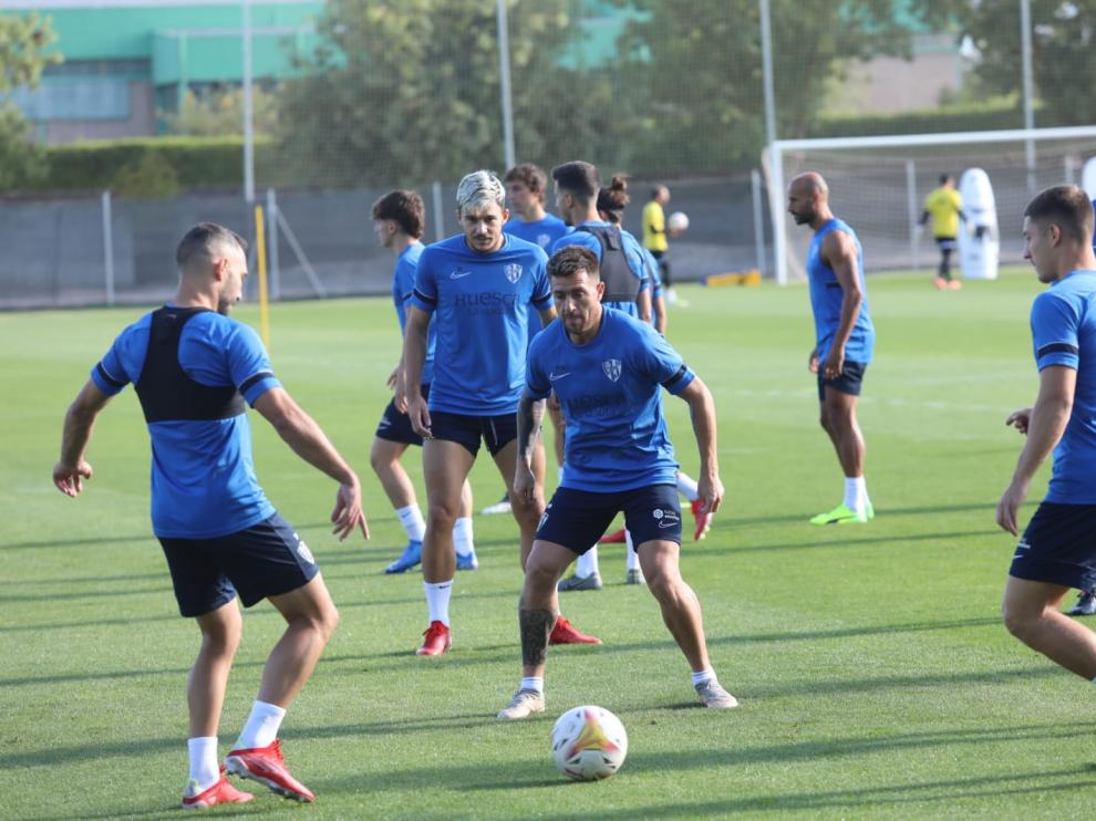 Buffarini y tras él Ratiu en el entrenamiento del Huesca este viernes.