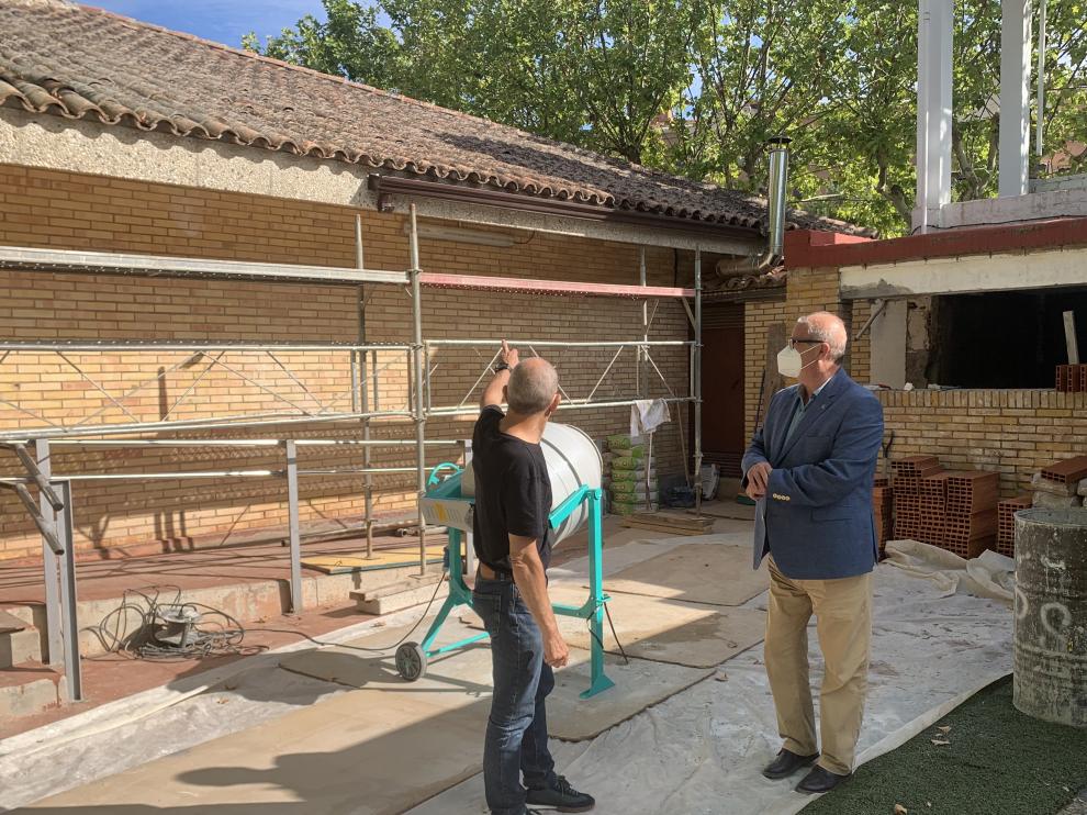 El concejal de Deportes y un técnico del Patronato Municipal de Deportes visitan el Campin de San Jorge y el desarrollo de las obras