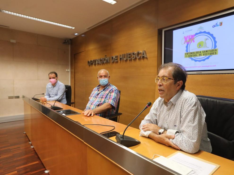 Carlos Sampériz, alcalde de Grañén, Armando Sanjuan, presidente comarcal de Los Monegros, y Javier Lucientes, director del curso.