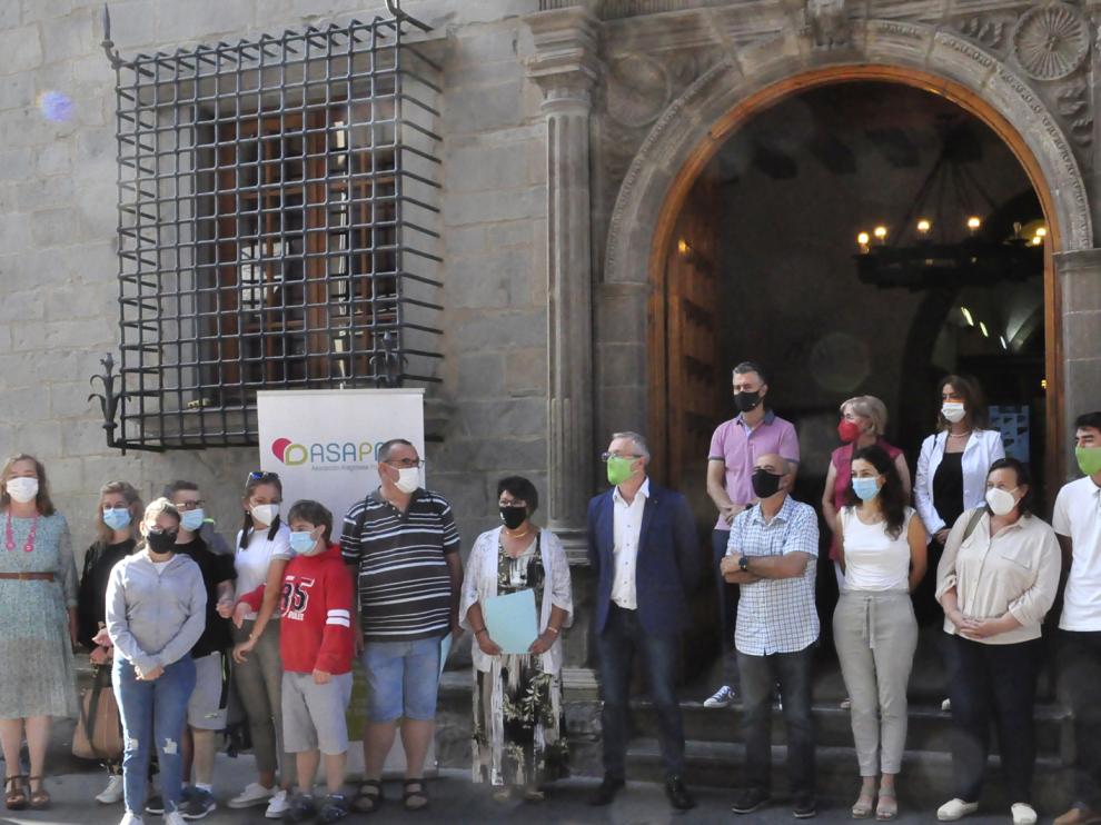 Miembros de Asapme, del Ayuntamiento y de colectivos locales