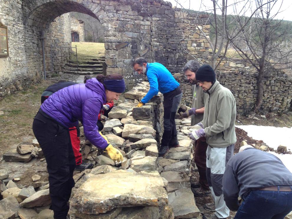 Quedadas de voluntarios, en este caso para reconstruir un muro de piedra seca