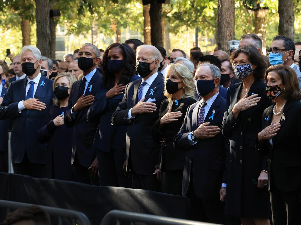 Biden, en el centro, con su esposa, seguido a la izquierda por los Obama y los Clinton.