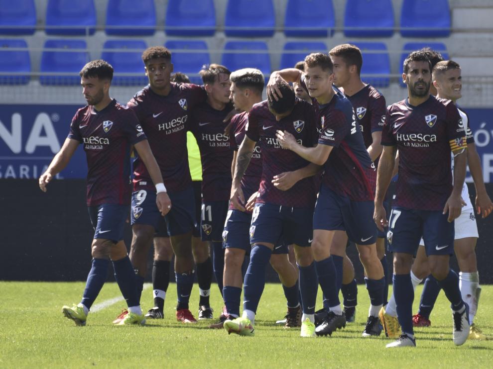 Los jugadores del Huesca B celebran el gol del empate.