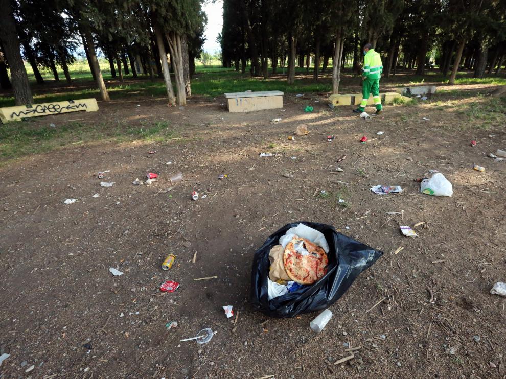 Restos de un botellón que concentró en Salas a unas 150 personas.