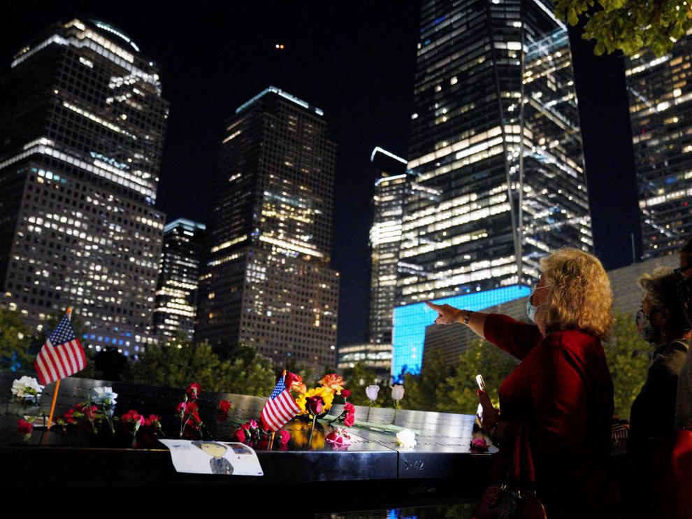 Visitantes la noche de este sábado en el memorial por la víctimas del 11-S, atentado del que ayer se cumplieron 20 años.