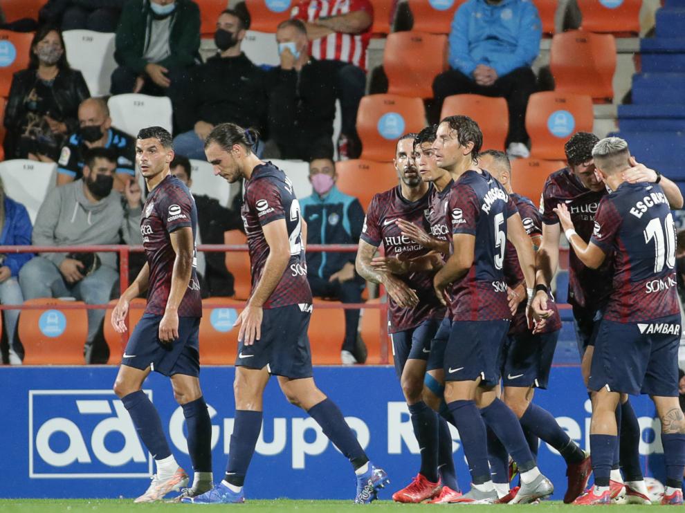 Los jugadores del Huesca celebran uno de los goles.