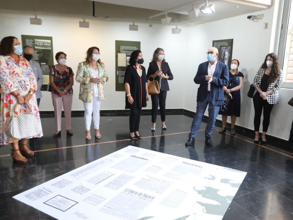 Vicente Lachén durante la visita guiada por la exposición