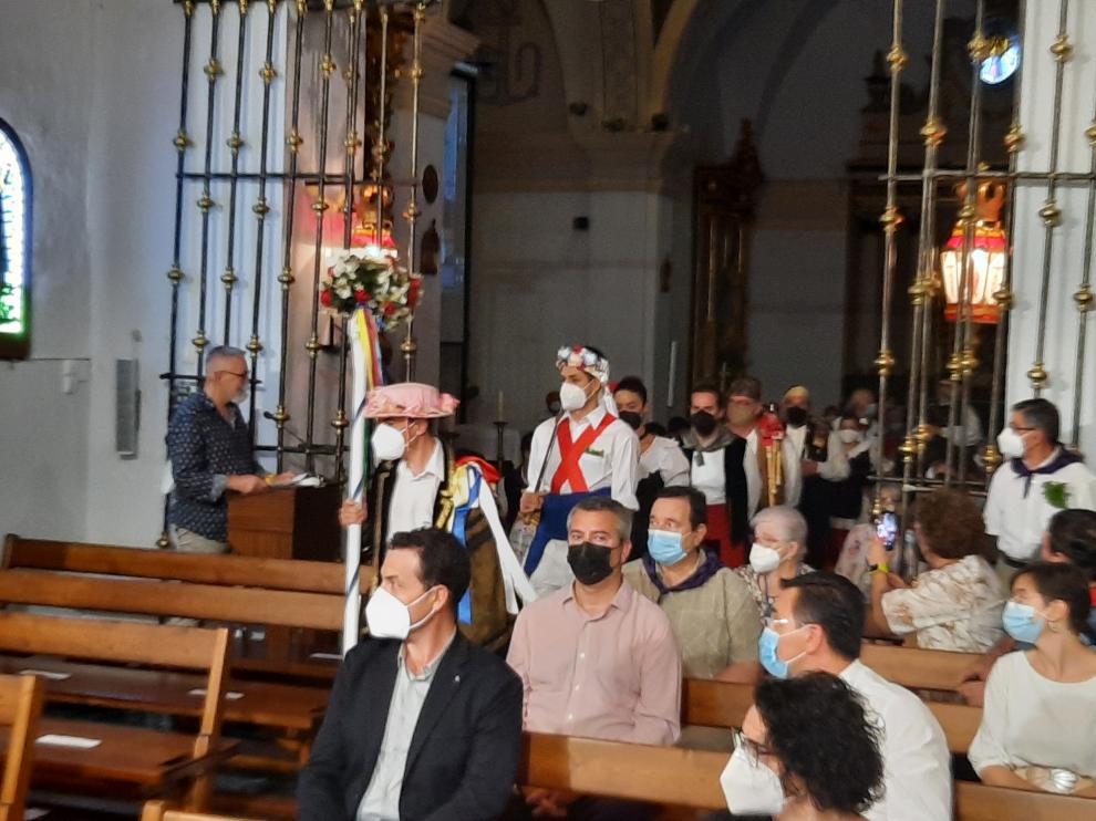 Ofrenda de flores por parte de los repatanes.