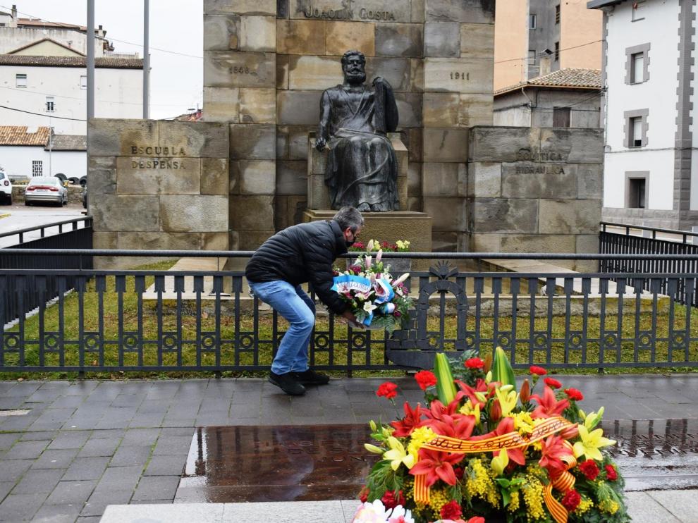 Ofrenda floral a Joaquín Costa en Graus, de mano de su concejal de Cultura, Julián del Castillo, por el 110 aniversario de su muerte.
