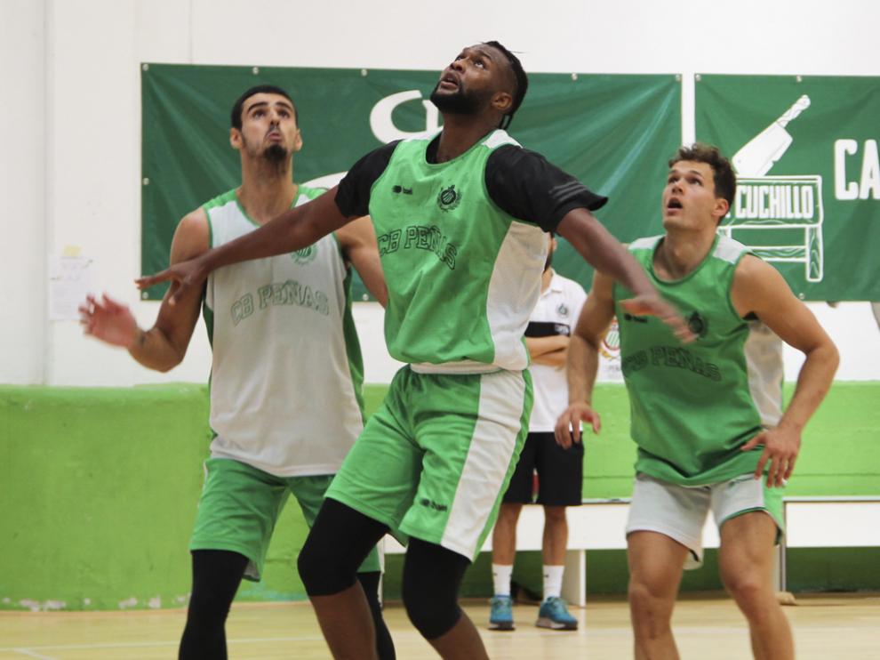 El pívot Gracin Bakumanya espera un rebote en el entrenamiento del martes.