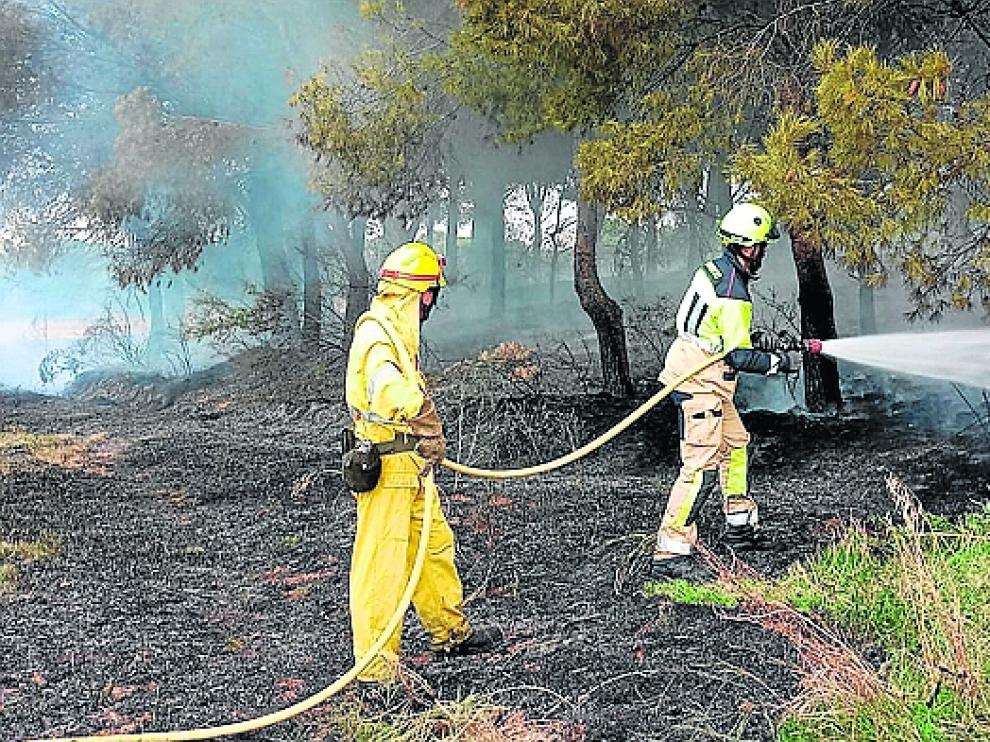 Extinción del fuego en el lugar del siniestro.