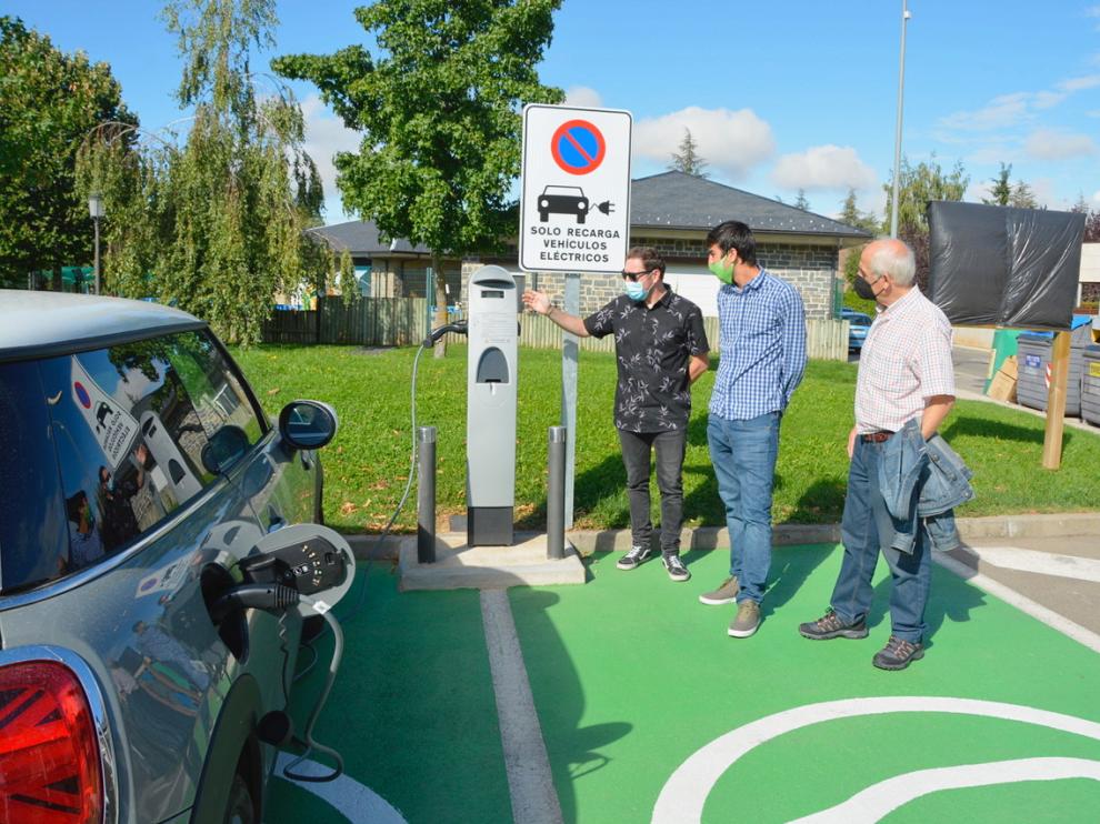 Jaca inaugura un cargador para vehículos eléctricos.