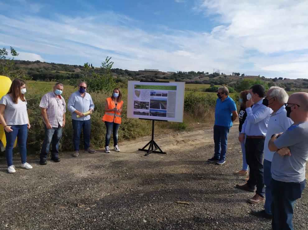 Los asistentes a la visita a las obras de mejora de la carretera entre Fornillos y Berbegal atienden las explicaciones técnicas.