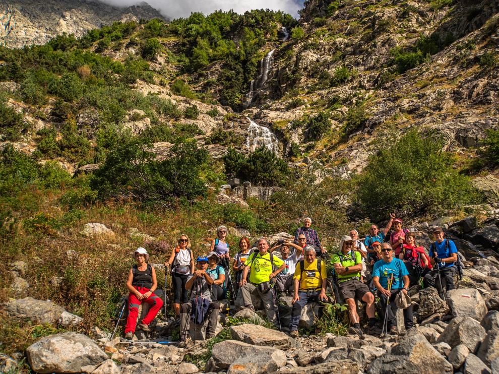 El grupo, frente a una de las cascadas en el recorrido.