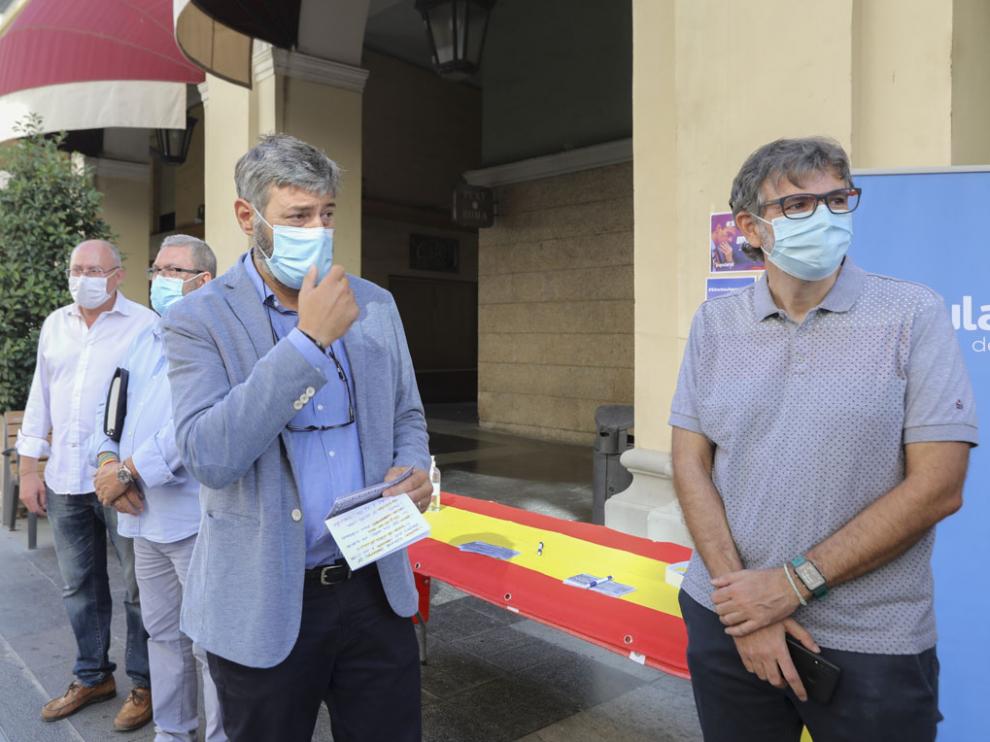 Gerardo Oliván presentó en los Porches de Galicia las líneas de la campaña.