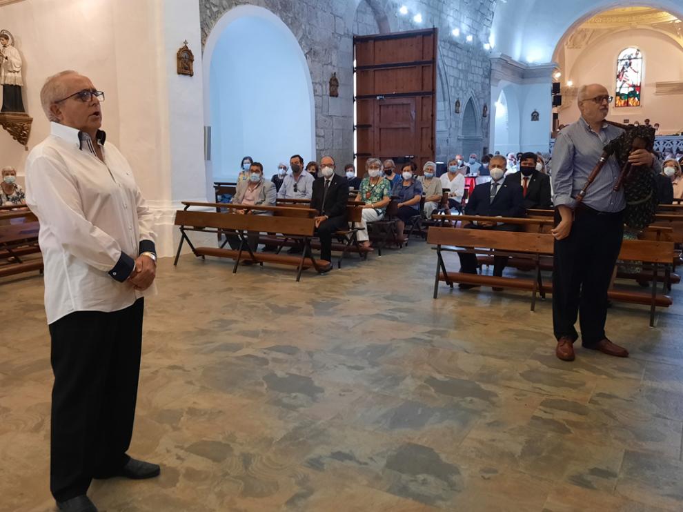 Tomás Castillón, acompañado a la gaita por Mariano Pascual, interpretó la albada a los ausentes.
