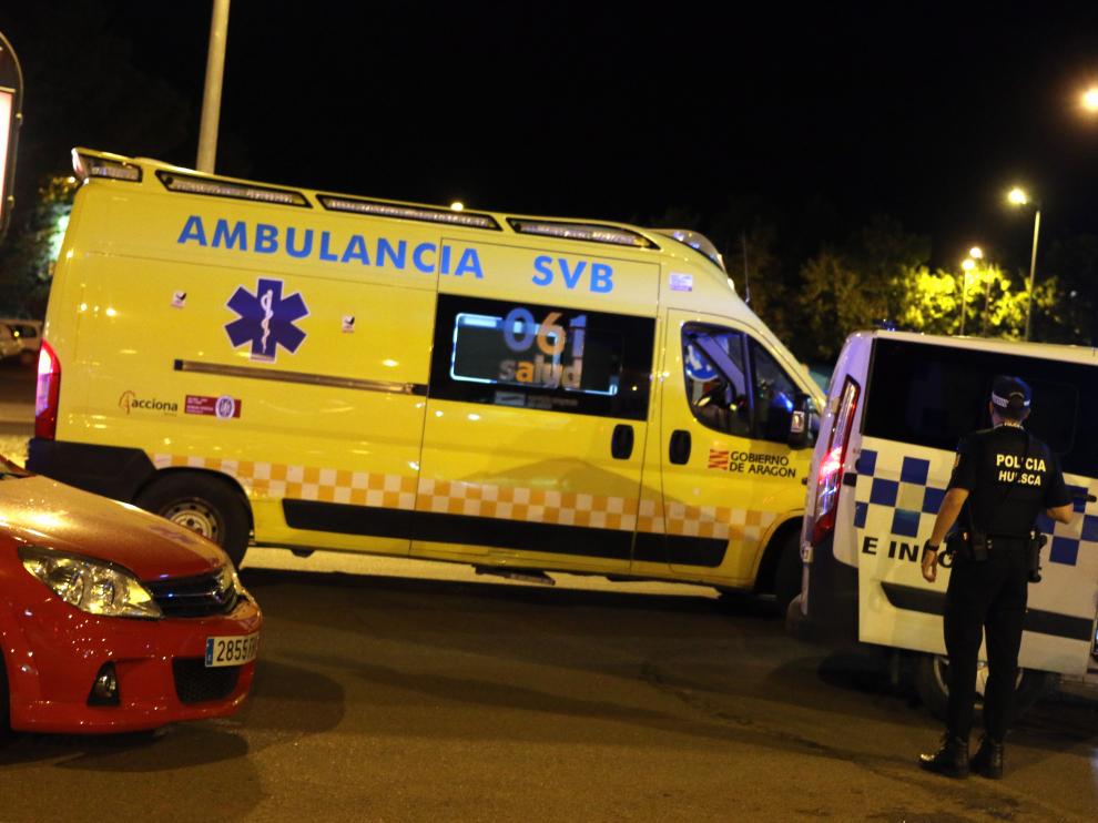 Ambulancia y Policía, en la calle Teruel, tras el accidente entre un ciclomotor y un turismo.