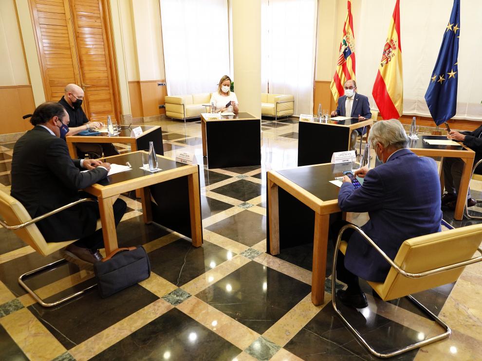 Representantes de Gobierno de Aragón y Sindicatos en la reunión mantenida esta mañana.