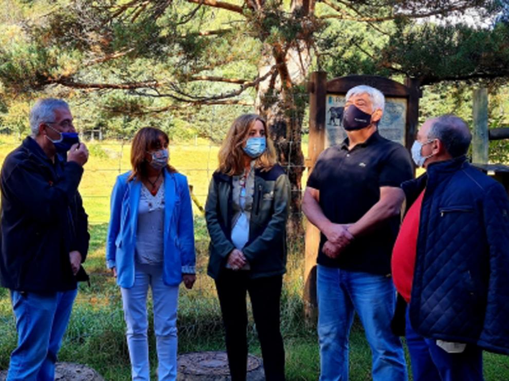 Joaquín Olona firma un convenio de colaboración con Lacuniacha para la conservación de la fauna amenazada.