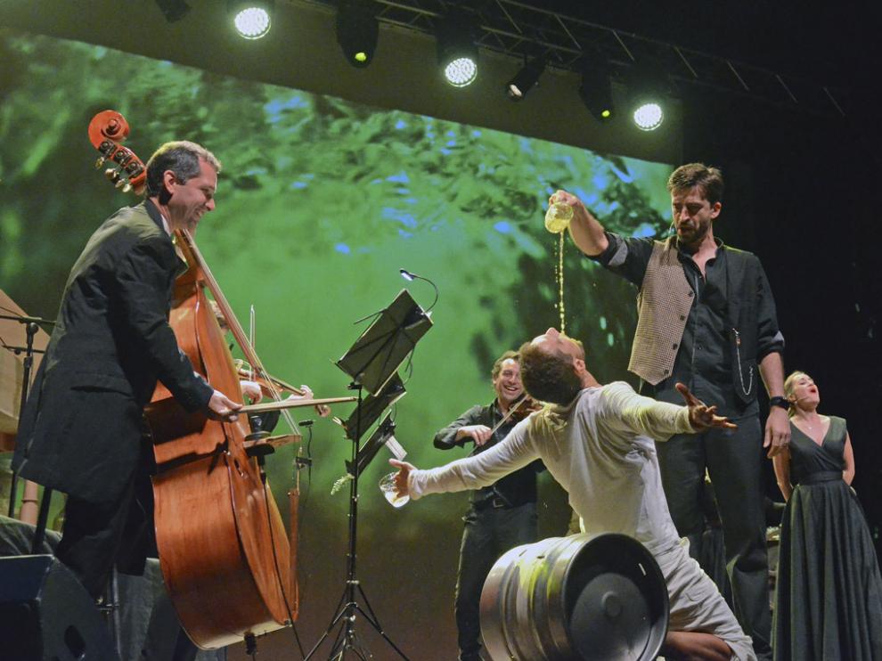 La Fura dels Baus convierte el CDAN en una taberna de música experimental.