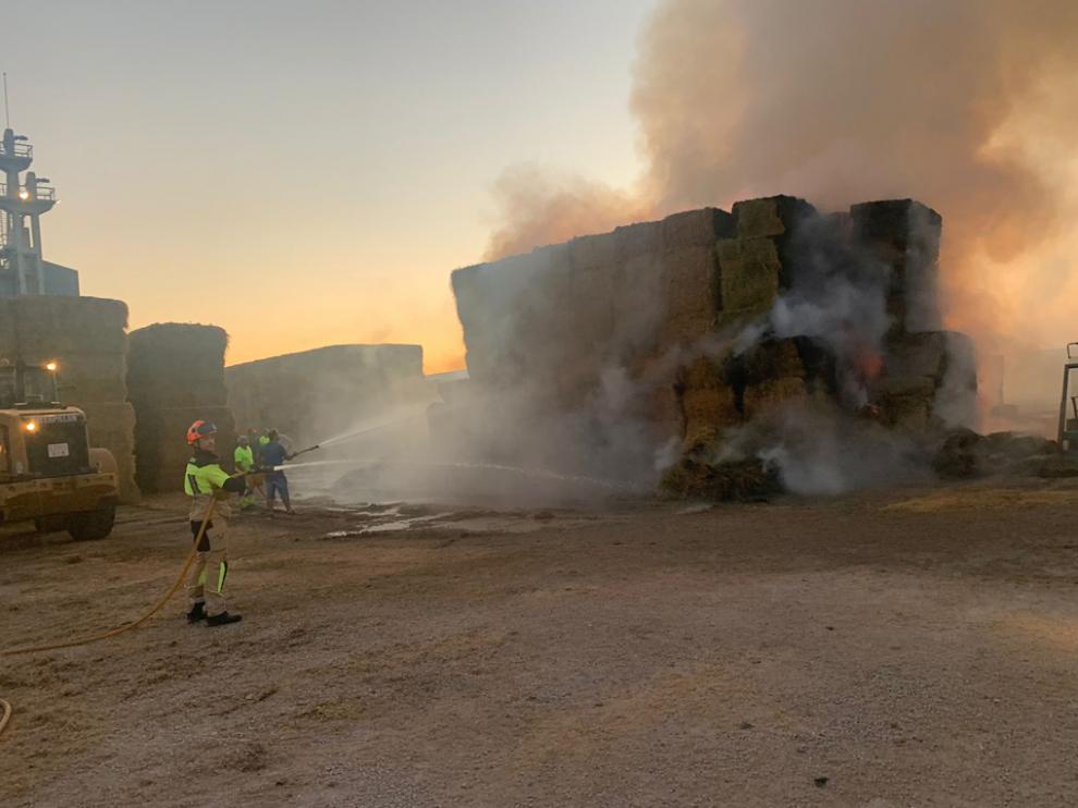 Los bomberos han actuado para despejar la zona y evitar la propagación del incendio.