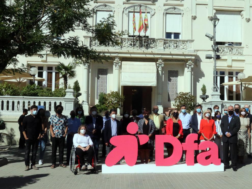 Foto de familia de los asistentes a la presentación en el Casino de Huesca.