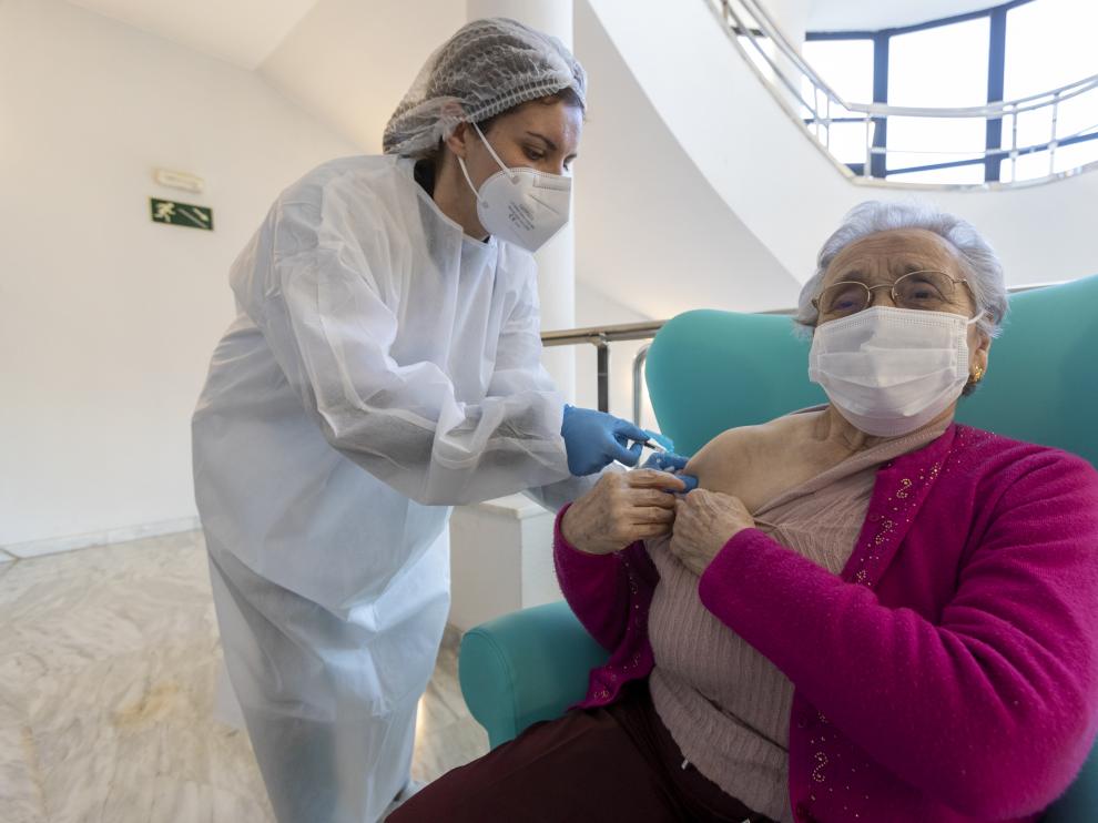 Una anciana recibe una de las dosis de la vacuna en una residencia.