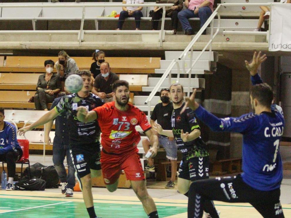 Joao Pinto lanza desde 6 metros.