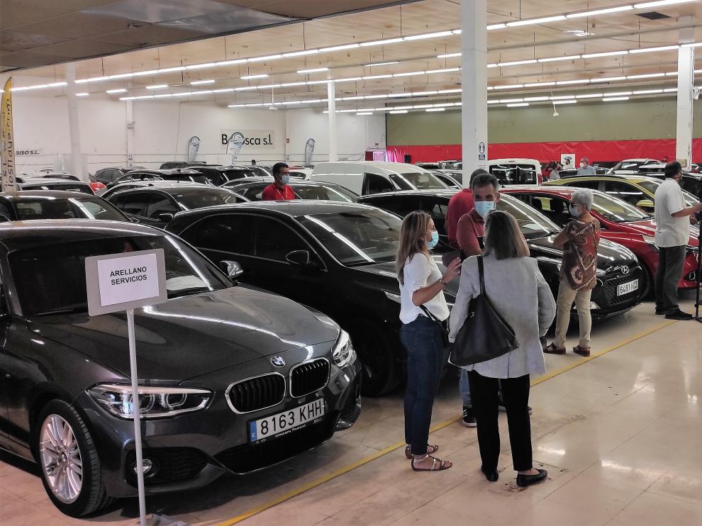 Primeros asistentes a la Feria del Vehículo de Ocasión, ayer en Fraga.
