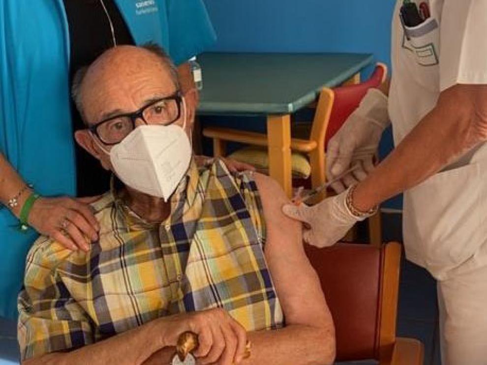 Un usuario de la residencia de Estadilla recibe la tercera dosis.