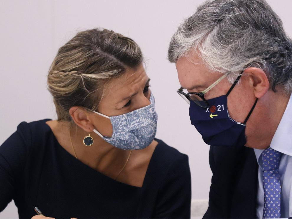 Yolanda Díaz conversa con el presidente de los empresarios de Galicia, Juan Manuel Vieites