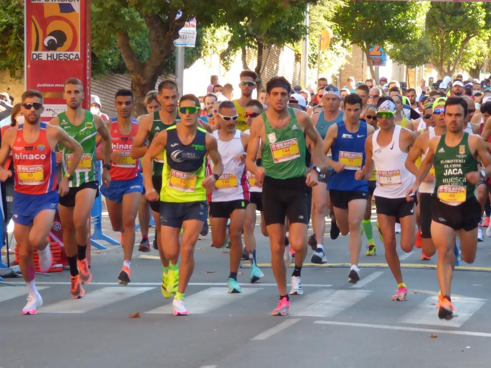Corredores al inicio del Medio Maratón Ruta Vino Somontano.