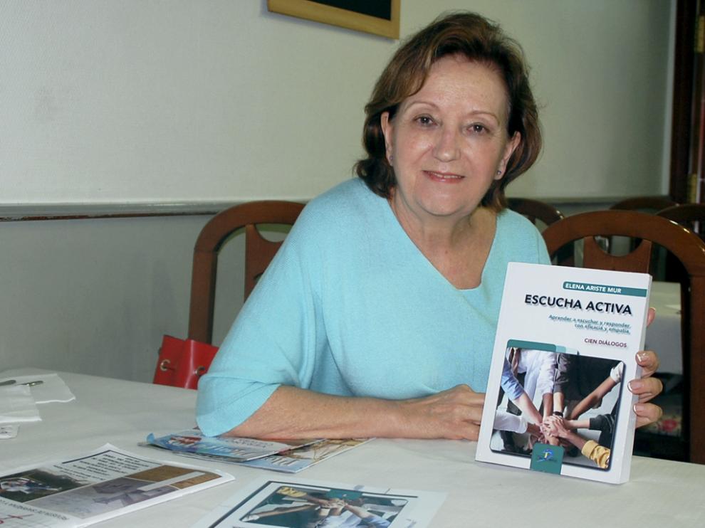 Elena Ariste Mur posa con su libro.