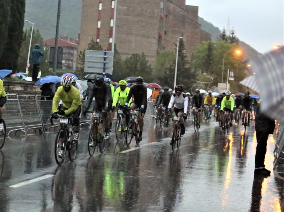 Los ciclistas tuvieron que soportar un tiempo infernal.