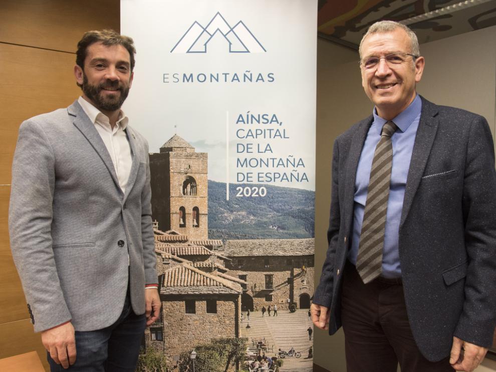 Presentacion de "Ainsa capital de esmontaña" el pasado año. Enrique Pueyo, alcalde de Aínsa y Francesc Boya, presidente de esMontañas.