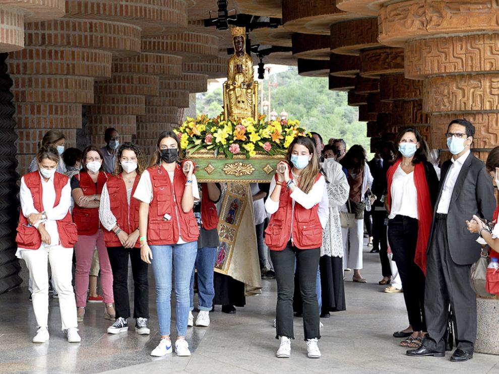 Rezo del rosario por los soportales de la explanada del Santuario de Torreciudad.