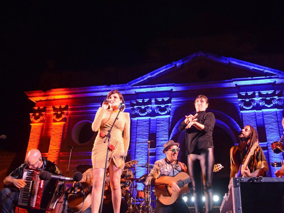 Rozalén mostró gran complicidad con su banda durante toda la actuación.