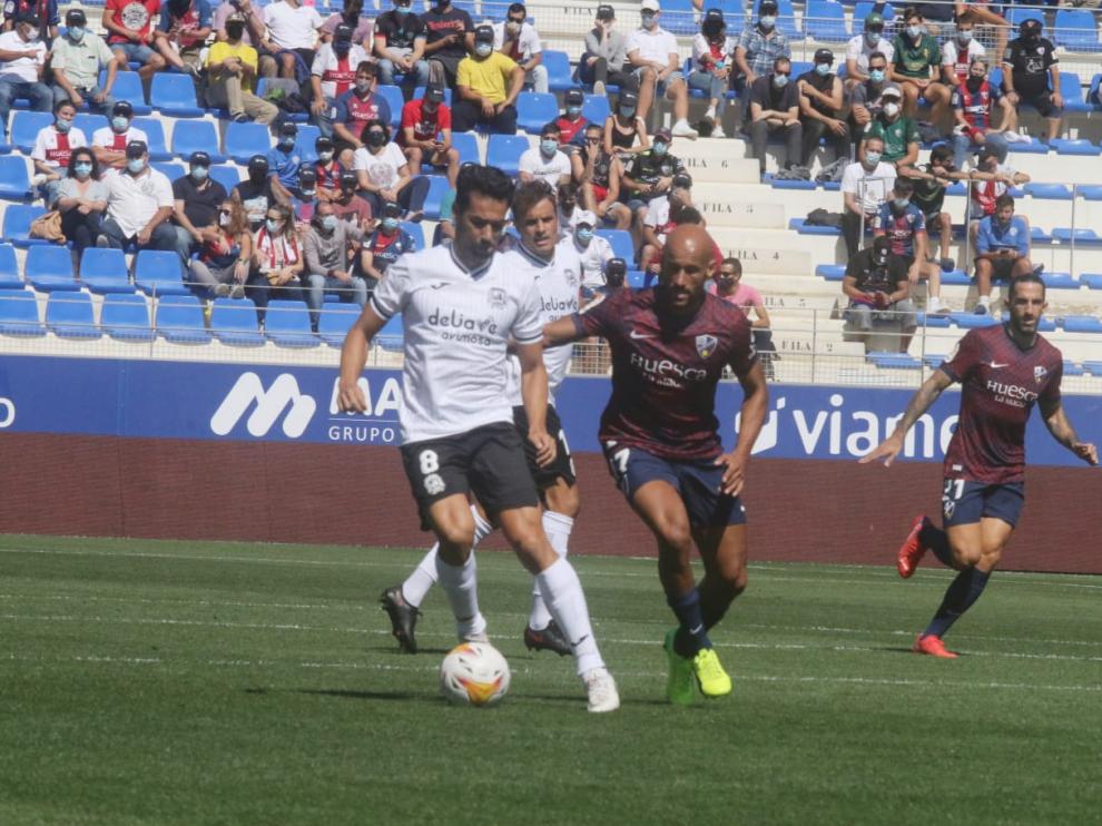 Mikel Rico va tras Cristóbal en el Huesca-Fuenlabrada.