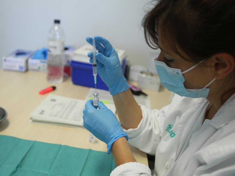 Una sanitaria oscense prepara una dosis de la vacuna.