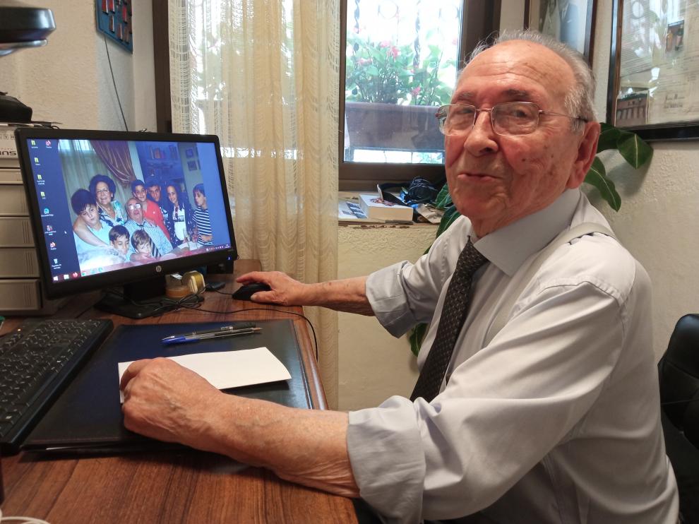 Ángel Mazana muestra en su ordenador una foto familiar.