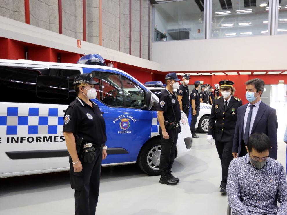 El alcalde, la concejala de Seguridad y la intendente de la Policía Local, saludando a los agentes.
