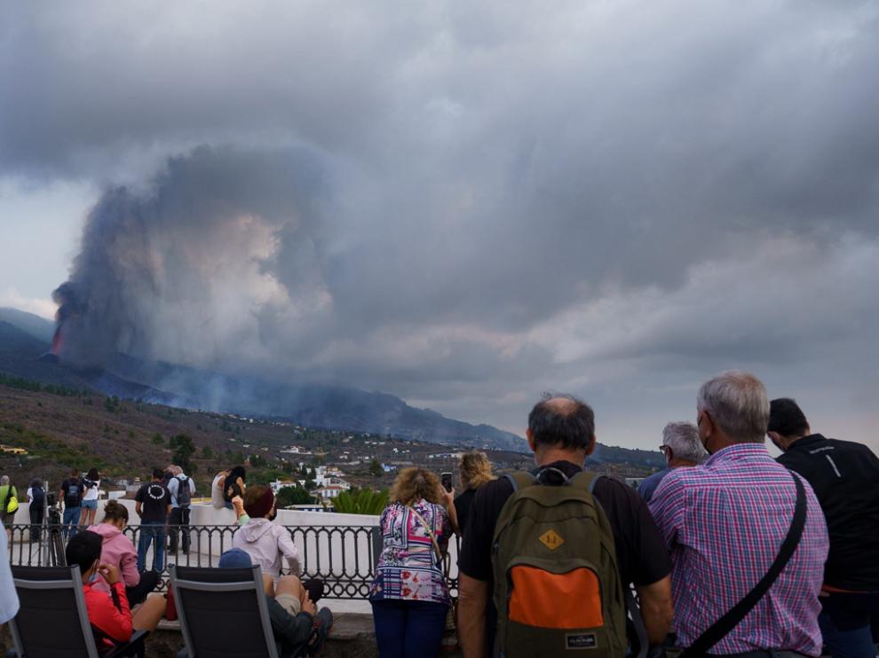 Cientos de personas pasaron el día expectantes observando la evolución de la erupción.