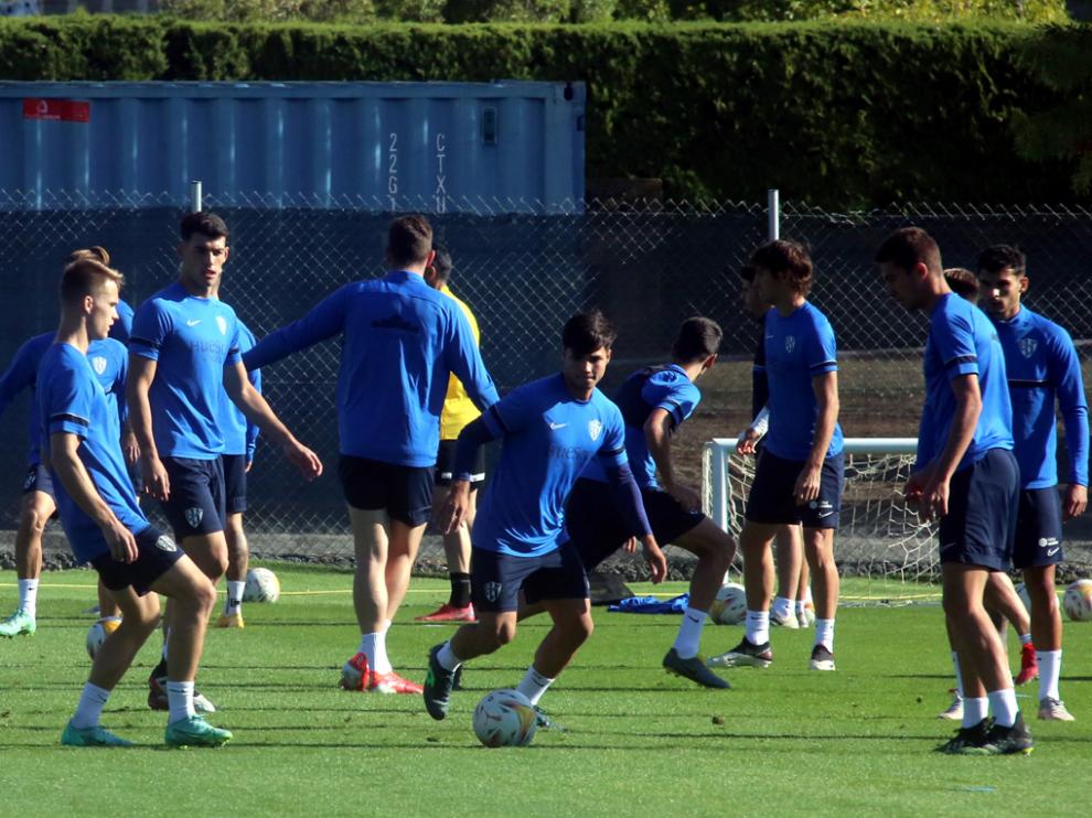 El entrenamiento del lunes en el IES Pirámide contó con la presencia de varios futbolistas del filial.